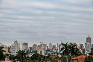 Amanhecer com céu nublado visto da regição do Bairro São Bento, em Campo Grande (Foto: Henrique Kawaminami)