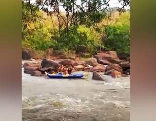 Grupo de canoísta usou bote inflável para tirar homem de rio (Foto: Vídeo/Reprodução)