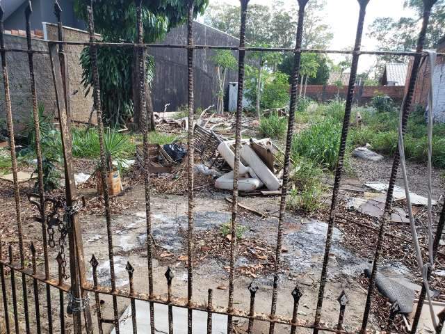 Moradora do Jardim Paulista se preocupa com sujeira e abandono em terreno  