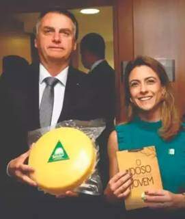 Em julho de 2019, Bolsonaro experimentou o queijo de MS levado a evento pela senadora Soraya Thronicke (Foto: Redes sociais/Reprodução) 