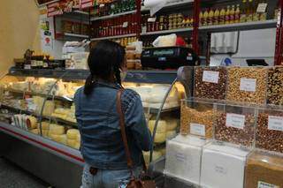 Leitores relatam estar deixando queijo fora da lista de compras para economizar. (Foto: Kísie Ainoã)