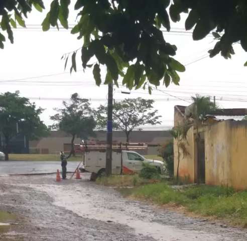 Um dia ap&oacute;s temporal, moradores de 5  bairros ainda enfrentam falta de luz