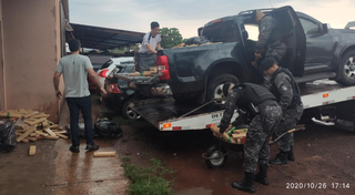 Motorista de caminhonete com registro de furto foi preso carregando quase 1 tonelada de maconha (Foto: divulgação/Polícia Militar)