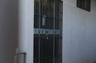 Portas e janelas são protegidas com grades. (Foto: Kísie Ainoã)