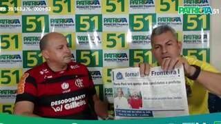 Ronaldo Franco com jornal na mão ao lado do coordenador da campanha (Foto: Reprodução)