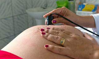 Gestante durante exame no pré-natal (Foto: Ana Nascimento/MDS/ Portal Brasil)