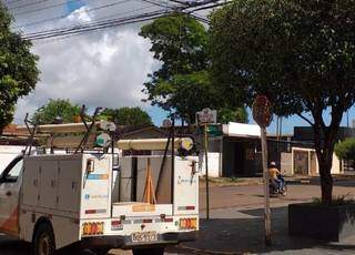 Caminhonete de concessionária passa em frente a quarteirão sem energia desde ontem cedo (Foto: Direto das Ruas)