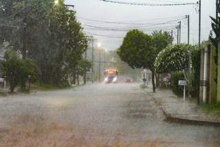 Chuva no Bairro Tiradentes, no leste de Campo Grande, no fim da manhã de ontem (Foto: Marcos Maluf/Arquivo) 