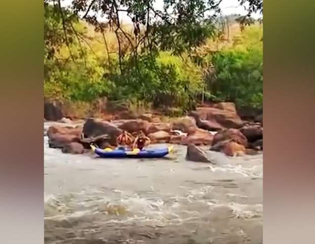 V&iacute;deo: cano&iacute;stas salvam turista que estava &agrave; deriva h&aacute; 1 hora e meia