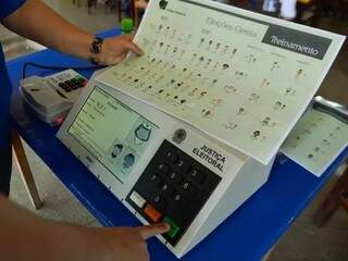 Teste da urna eletrônica com candidatos na eleição (Foto: Agência Brasil) 