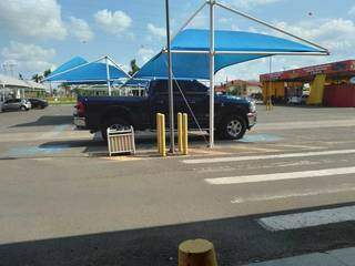 Motorista ocupa duas vagas reservada para cadeirantes em supermercado da Capital.(Foto:Direto das Ruas)