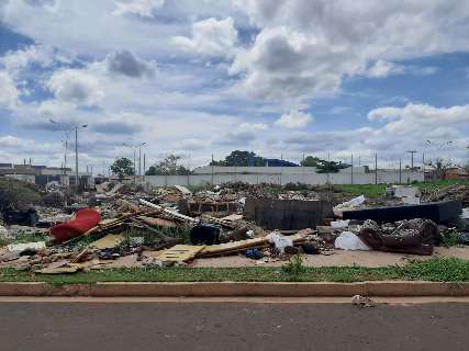 Terreno vira ponto de descarte de todo tipo lixo no Nova Lima