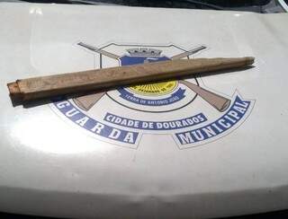 Pedaço de madeira usado por morador para agredir servidor (Foto: Divulgação)