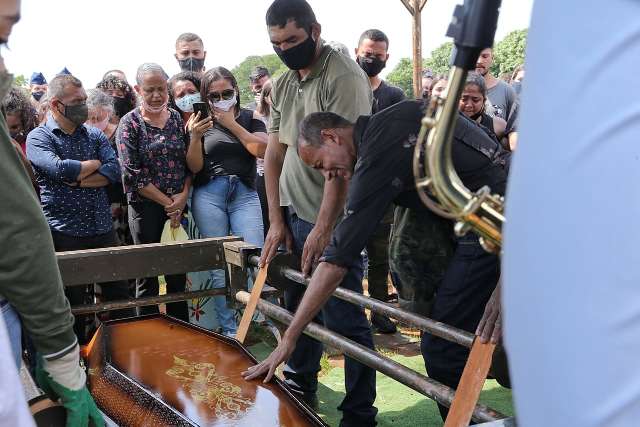 &quot;Lindo e com muitos projetos&quot;, diz pai de soldado morto em acidente na despedida