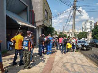 Fila de metros se formou na Rua Antônio Maria Coelho, no Centro de Campo Grande. (Foto: Aletheya Alves)