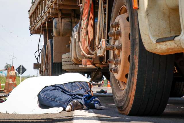 Homem que morreu ap&oacute;s se jogar em frente de caminh&atilde;o tinha 39 anos