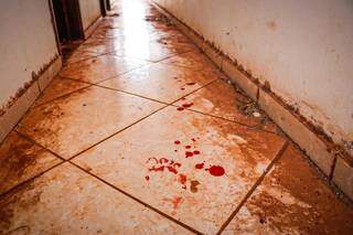 Marcas de sangue dentro da casa usada por dupla. (Foto: Henrique Kawaminami)