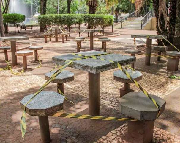 Durou pouco: Mesas de domin&oacute; s&atilde;o lacradas e aposentados v&atilde;o para cal&ccedil;ada