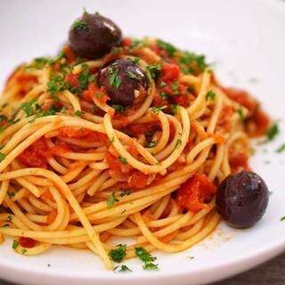 Aqui, receita de spaghetti alla puttanesca (Foto: Pietro i Maria)
