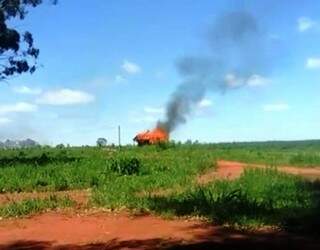 Casa em chamas após confronto entre campesinos no Paraguai (Foto: Última Hora)