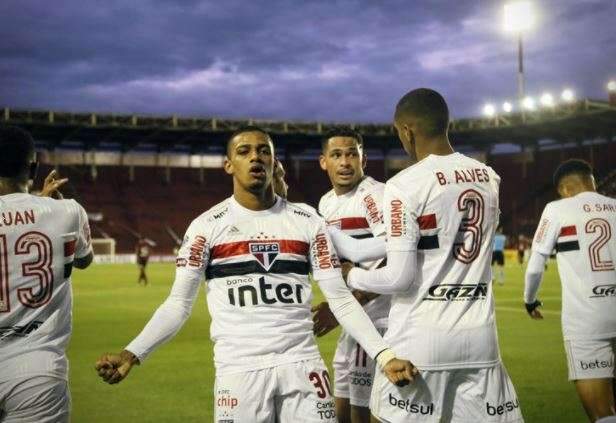 S&atilde;o Paulo tem gol mal anulado e leva virada do Lan&uacute;s na Copa Sul-Americana