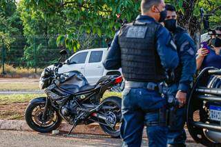 Policiais militares próximos da moto da vítima no dia do acidente que levou o advogado Helder da Cunha à prisão. (Foto: Henrique Kawaminami)