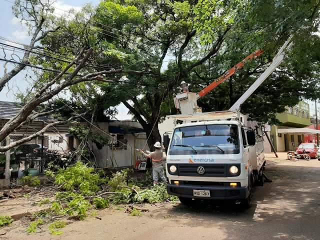 Dois dias ap&oacute;s temporal, empresa coloca 106 equipes para religar energia