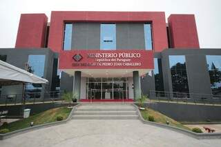 Sede do Ministério Público em Pedro Juan Caballero, onde brasileiro se apresentou hoje para prestar depoimento (Foto: Divulgação)