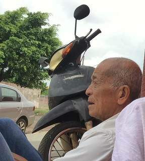 &#39;Seo&#39; Fernando Massatoshi, de 72 anos, ao lado de moto furtada em Campo Grande (Foto: Arquivo Pessoal)