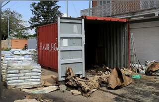 Contêiner onde corpos estavam. ( Foto: Jorge Adorno/Reuters)