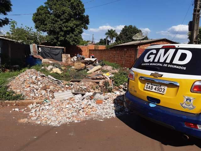 Homem agride agente de zoonoses para evitar fiscaliza&ccedil;&atilde;o em terreno sujo