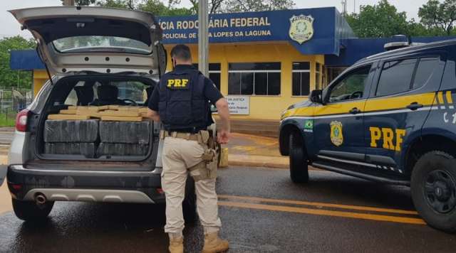 Dois s&atilde;o presos transportando 350 kg de maconha com carro roubado