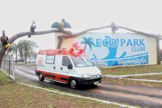 Criança deixou o Eco Park, clube que fica na saída para Três Lagoas, em ambulância do Samu (Foto: Paulo Francis/Arquivo)