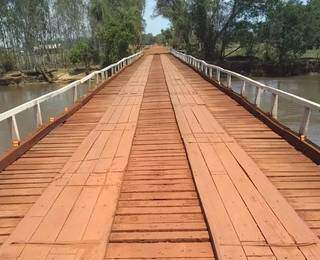 Ponte de madeira sobre o Rio Dourados (Foto: Agesul) 