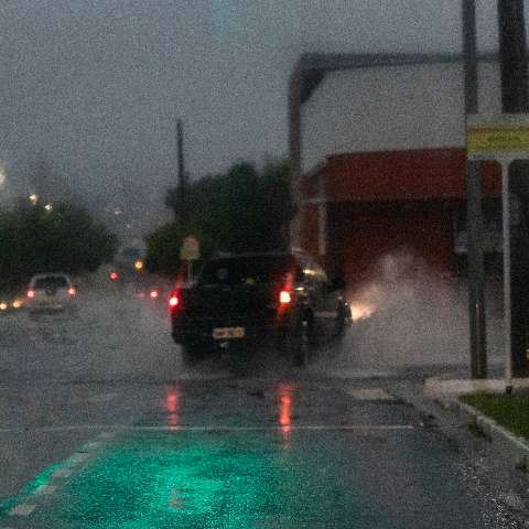 Chuva com ventos de 54 km/h deixou 4,5 mil moradores sem luz em Campo Grande