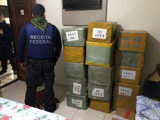 Caixas com contrabando encontradas em quarto de hotel (Foto: Divulgação)