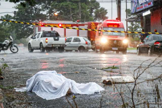 Na enxurrada, homem &eacute; achado morto por bombeiros chamados para acidente