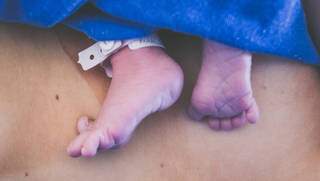 Parto normal também favorece o contato pele a pele entre mãe e bebê logo após nascimento. (Foto: Thê Fotografia)
