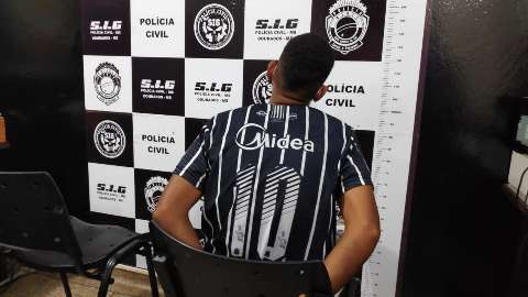 Pol&iacute;cia fecha &quot;bocas de fumo&quot;, aprende arma, drogas e adolescente de 17 anos