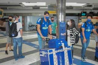 Atletas do Cruzeiro chegaram na Capital no mesmo voo que o adversário (Foto: Marcos Maluf)