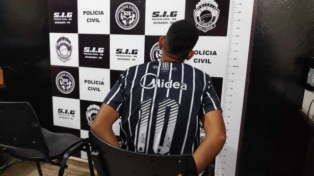 Pol&iacute;cia fecha &quot;bocas de fumo&quot;, aprende arma, drogas e adolescente de 17 anos