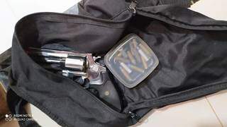 Arma e munições encontradas com um dos alvos. (Foto: Divulgação/Polícia Civil)