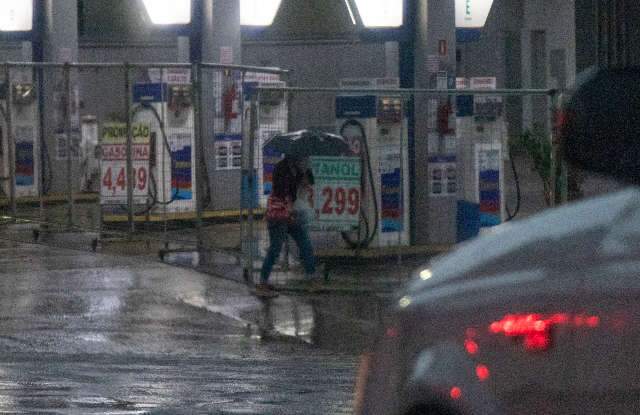 Dia amanhece com chuva e meteorologia refor&ccedil;a aviso de temporal com alagamentos 