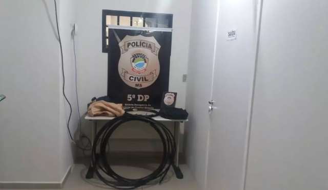 Pol&iacute;cia demora 8 horas para prender, mas ladr&atilde;o de fios &eacute; solto em 3 minutos