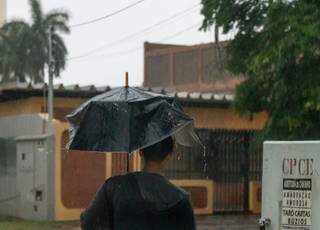 Pedestre saiu de casa já preparado para enfrentar a chuva (Foto: Henrique Kawaminami) 