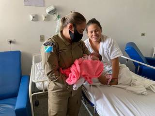 Soldada Carolinne orientou por telefone o parto de Cristina que deu à luz a bebê Lidiane. (Foto: Divulgação/Corpo de Bombeiros)