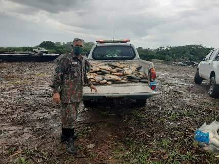 Pol&iacute;cia apreende 314 kg de peixes e multa pescadores em R$ 35 mil