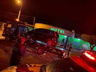 Carro apreendido durante operação da Receita Federal em hotéis usados por contrabandistas (Foto: Divulgação)