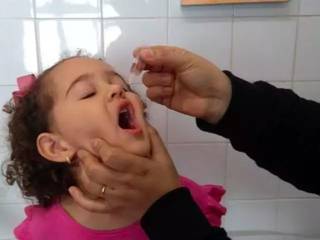 Menina toma vacina contra polio em Campo Grande (Foto: Sesau/Divulgação)