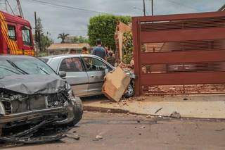 Celta atingiu muro de residência após acidente com Corolla (Foto: Marcos Maluf)